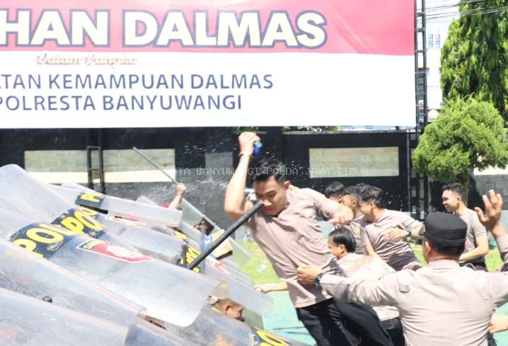 Siaga Tanpa Jeda, Polresta Banyuwangi Mantapkan Formasi Dalmas Demi Kenyamanan Bumi Blambangan